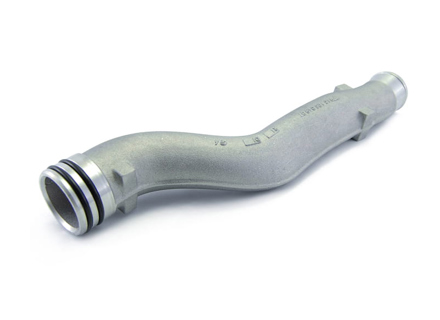 Tube d'eau de refroidissement inférieur. Porsche 955 Cayenne 4.5L S/45L Turbo 2003-06 - 94810605906, 94810604907, 94810604905 - URO-010074